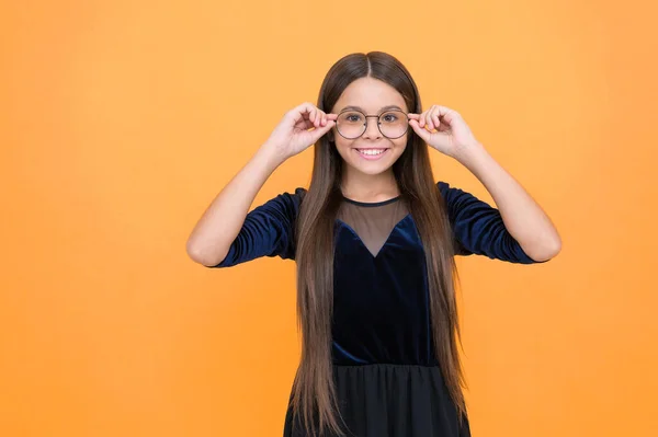 Felicidad Infantil Siendo Tan Elegante Gafas Nerd Usando Protección Chica —  Fotos de Stock