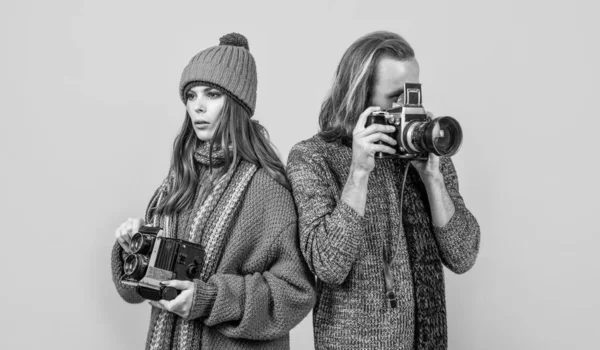Een Paar Fotojournalisten Houden Fotocamera Vast Die Een Gele Achtergrond — Stockfoto