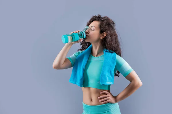 Fitness Vrouw Met Sport Handdoek Water Drinken Studio Fitness Vrouw — Stockfoto