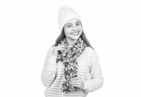 她完美的风格 童年的快乐小孩穿着白色的针织围巾 戴帽子 穿着毛衣的孩子 秋天流行风格 保暖的衣服穿着冬衣的快乐少女 — 图库照片