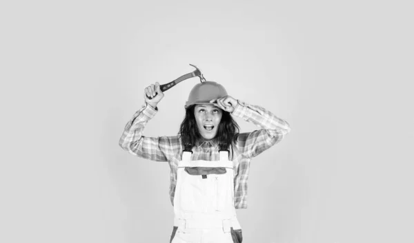 你的造物主米色背景的年轻女工 修理和翻新 女人戴防护头盔 建筑工地上戴硬礼帽的女建筑工人 工程师持锤 — 图库照片