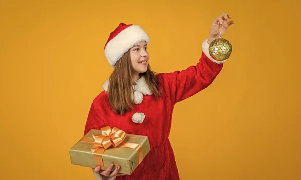 Kinder Tragen Rote Mützen Mit Geschenkschachtel Und Baumdekor Weihnachtsmann Helfer — Stockfoto