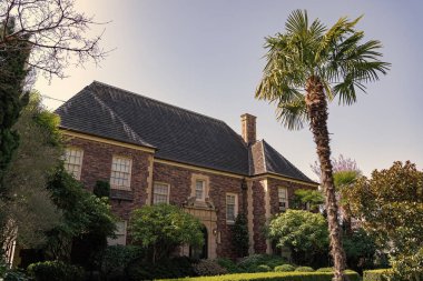 Tropik bahçedeki kır evi. Banliyö mimarisi.