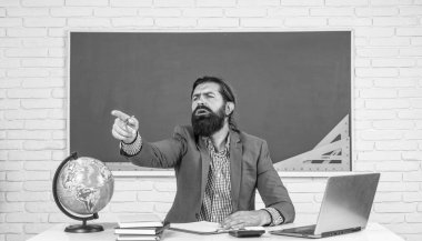 Kurula telefon et. resmi eğitim. Olgun öğretmen notlar alıyor ve öğrencilere soruyor. Acımasız sakallı adam tahtaya yakın bir sınıfta çalışıyor. Sınava hazırlan. Ders üzerine ders veren üniversite hocası. Okula geri dön..