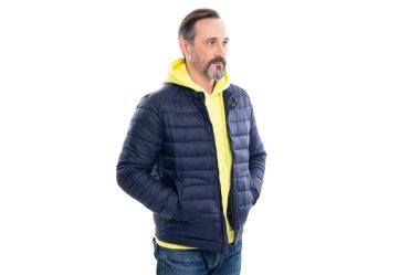 Kır saçlı olgun bir adamın ceketi. Ceketli olgun bir adam beyaz arka planda izole edilmiş. Adam stüdyoda kalın bir ceket giyiyor. Olgun bir adam için sonbahar ceketi.