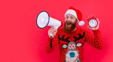 Mutlu Xmas. Hayretler içinde kalan adam, hoparlörden Xmas satışlarını duyurdu. Xmas 'taki adam kırmızıda izole edilmiş..