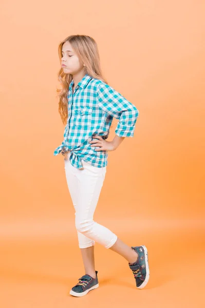 Meisje Plaid Shirt Broek Sneakers Oranje Achtergrond Kindermodel Met Gesloten — Stockfoto