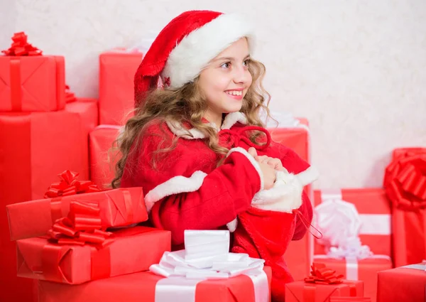 Una Chica Celebra Navidad Santa Traiga Regalo Año Nuevo Tradición —  Fotos de Stock