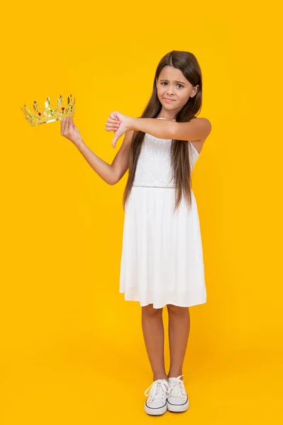 Disgustado Adolescente Chica Corona Sobre Fondo Amarillo — Foto de Stock