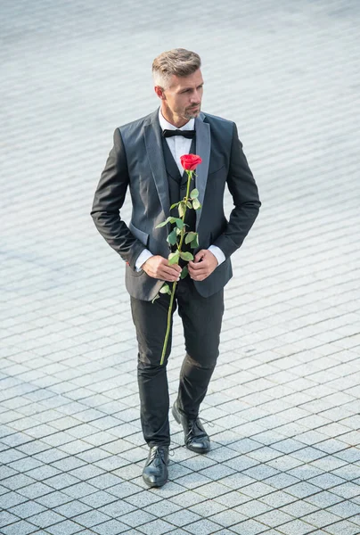Data Fidanzamento Smoking Uomo Celebra Fidanzamento Uomo Con Regalo Rosa — Foto Stock