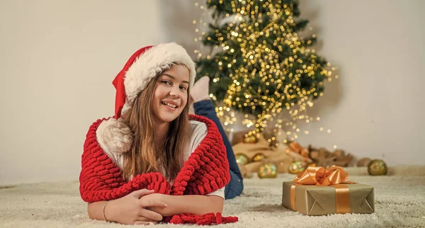 Feliz Navidad Alegre Chica Adolescente Usar Sombrero Santa Niño Bufanda — Foto de Stock