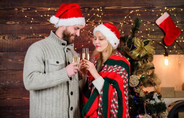 Neşeli bir atmosfer. Noel dileği tut. Birbirine aşık çiftler Noel bayramı kutlaması. Yetişkinlere içki. Mutlu yıllar. Ev partisi. Mutlu noeller. Birlikte Noel 'i kutluyoruz. Tebrikler..