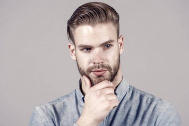 Maço şık saç ile sakal el ile dokunmak. Sağlıklı genç cilt sakallı adam. Tıraşsız yüzü ve bıyıklı adam. Damat sakal ve saç bakımı berber dükkanı. Cilt Bakımı ve mens güzellik kavramı.