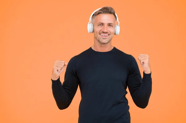 Eindelijk Volwassen Ongeschoren Man Headset Luisteren Lied Muzikale App Afspeellijst — Stockfoto