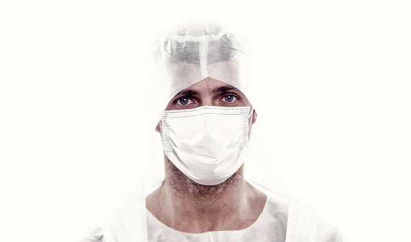 ชายสวมหน ากากผ หมอในหน ากากช วยหายใจ แยกต วบนส ขาว การระบาดของโรคปอดบวมจากไวร สโคโรนา — ภาพถ่ายสต็อก