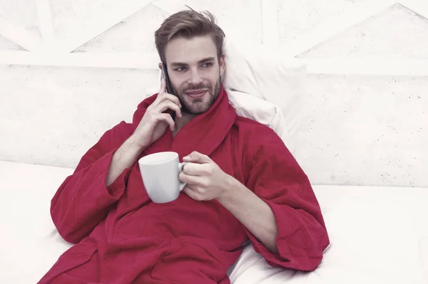 Kahve Teknoloji Ele Gitti Yatakta Mobil Teknolojiyi Kullanan Genç Bir — Stok fotoğraf