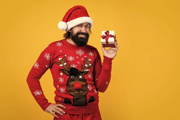 身穿圣诞老人服装的快乐的大胡子男人庆祝圣诞节的寒假 并对圣诞节礼物和圣诞礼物感到快乐 — 图库照片