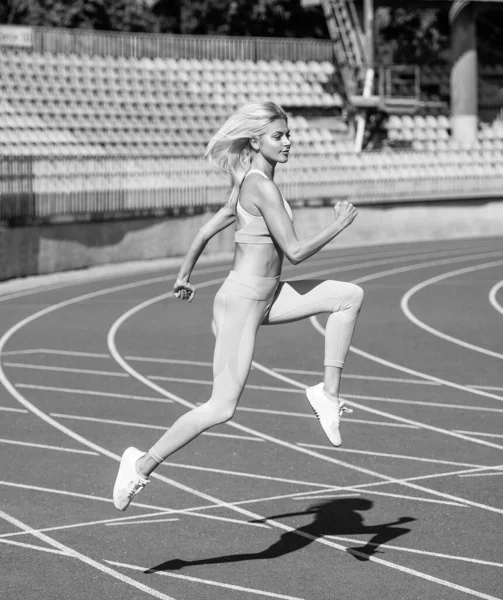 Mujer Atlética Ropa Fitness Corriendo Estadio Deporte — Foto de Stock