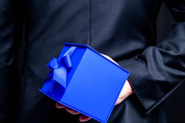 Evlilik teklifiyle el ele tutuşun. Evlenme teklifi var. Teklif elimize ulaştı. öneri kutusu.