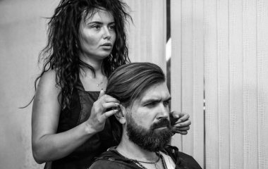 Havalı ve şık. Bıyıklı vahşi hippi yeni saç stilinden önce saçlarını yıkar. Berber dükkanı. Erkek saç stili. Mükemmel saç kesimi. Berber ustası saçlara dokunuyor. Kuaförde sakallı, olgun bir hippi..