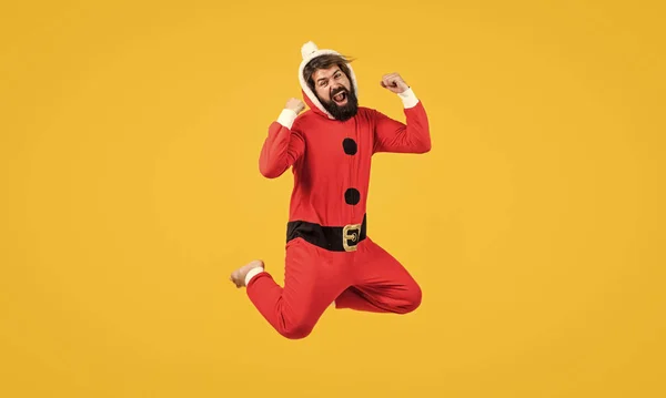 Будьте Счастливы Прыгающий Бородатый Мужчина Рождественском Костюме Концепция Свободы Счастливого — стоковое фото
