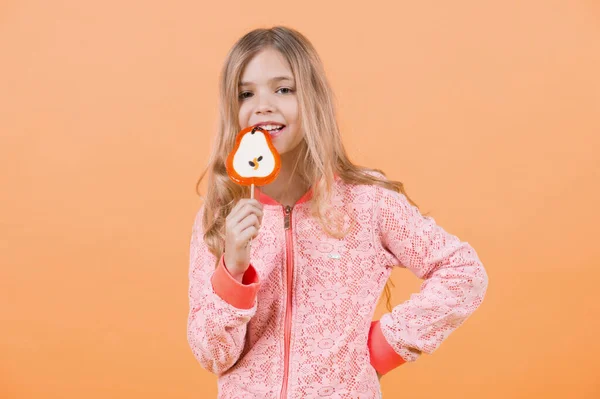 Funny Dítě Candy Lollipop Šťastná Holčička Jíst Velké Cukru Lízátko — Stock fotografie
