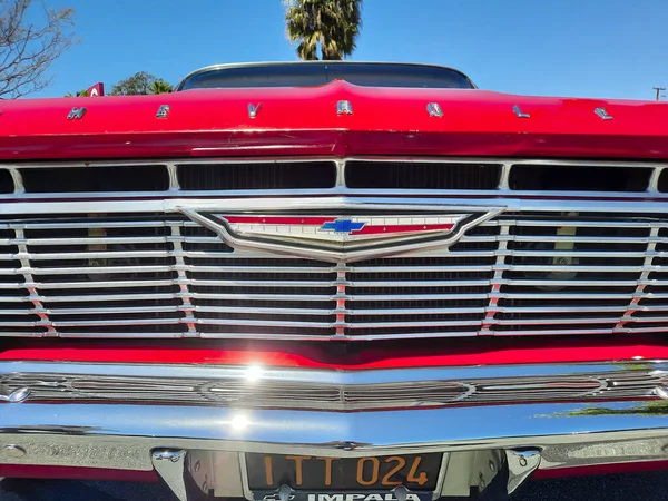 캘리포니아주 로스앤젤레스 2021 Chevrolet Impala Retro Car Closeup Front View — 스톡 사진