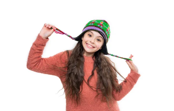冬季针织物 戴着耳垂帽的快乐的少女模特 戴着冬季帽子的少女被白色背景隔离了 在演播室里 少女穿着毛衣 头戴冬帽 少女冬季时装 — 图库照片