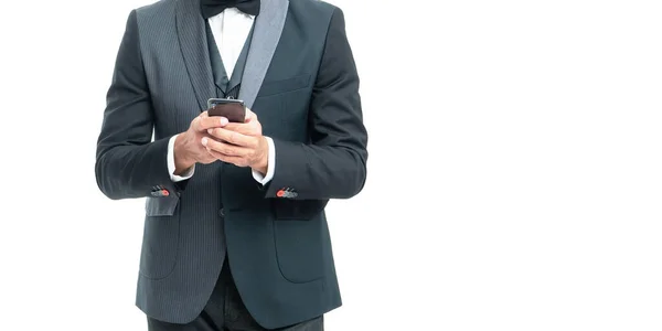 Homem Smoking Grelhado Mensagens Smartphone Isolado Fundo Branco — Fotografia de Stock