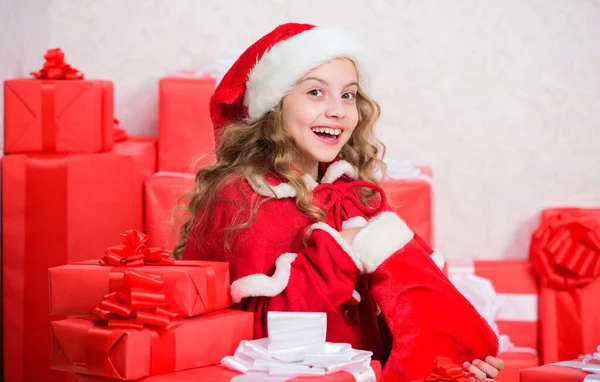 Hij Enthousiast Het Kerstcadeau Meisje Viert Kerst Kerstman Brengt Haar — Stockfoto