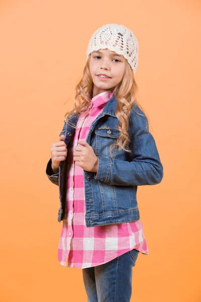 ジーンズのスーツ 格子縞のシャツの女の子のモデルは オレンジ色の背景にポーズします 子供ファッション スタイル トレンドの概念 — ストック写真