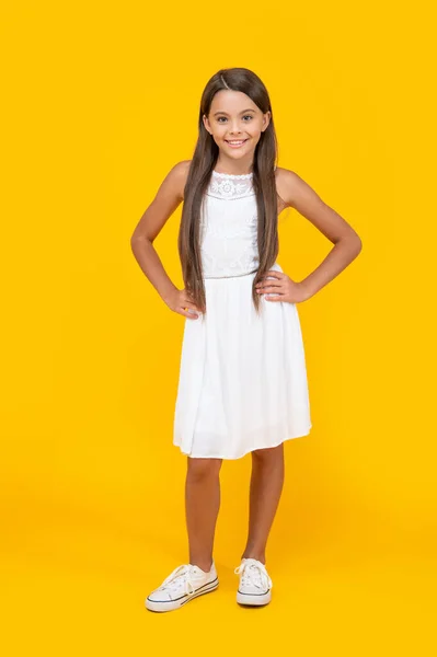 Χαριτωμένο Έφηβος Παιδί Λευκό Φόρεμα Στέκεται Κίτρινο Φόντο — Φωτογραφία Αρχείου