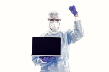 Başarılı bir sağlık çalışanı. Modern tıptaki teknoloji. İnternetten doktordan randevu al. Çevrimiçi doktor konsültasyonu. Kişisel hesabın. Laptoplu erkek terapist. mükemmel gün.