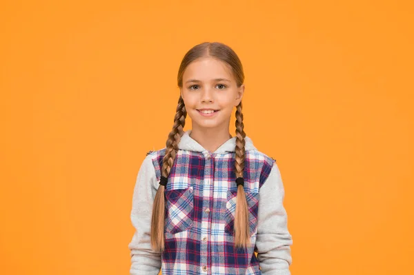 Güzel Gülümseme Hippi Kız Sarı Arka Plan Mutlu Liseli Kız — Stok fotoğraf