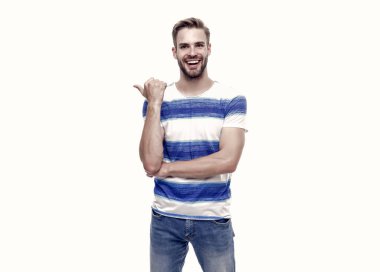 Keyfim yerinde. Tıraşsız yüzlü mutlu adam. Olumlu insani duyguları ifade etmek. Sıradan gömlek giyen sakallı seksi adam. Erkek bahar modası. Erkek yüz bakımı ve güzellik. Moda saç kesimine sahip.