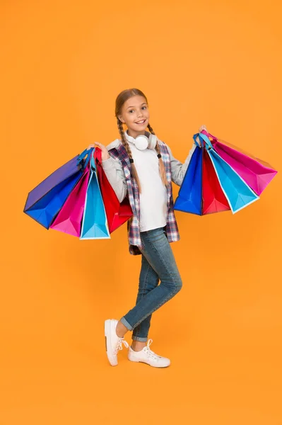 Závislý Spotřebitel Ponořte Nakupování Šťastné Dítě Papírovými Taškami Dívka Úsměv — Stock fotografie