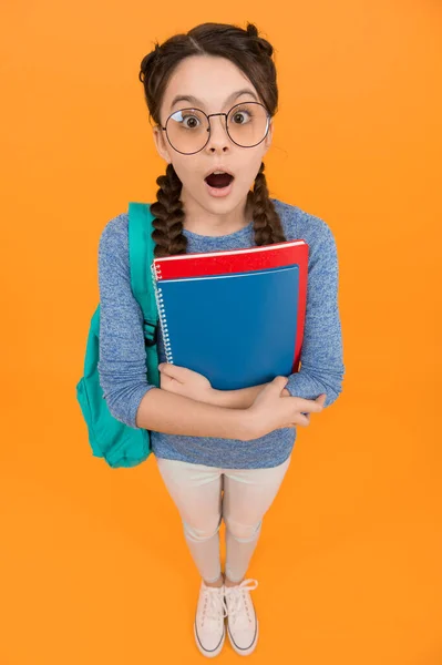 Schülerin Kleines Mädchen Geht Zur Schule Wissen Tag Überraschende Neuigkeiten — Stockfoto