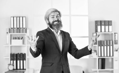 Güçlü iş adamları. İş adamı mutluluğu ifade eder. Modern ofiste mutlu bir girişimci. İş başarısı. Ceketli başarılı sakallı CEO. Kendine güvenen bir yönetici, bir işyeri. olgun erkek patron.