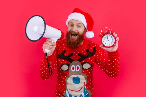 Sakallı Adam Elinde Çalar Saatle Megafona Bağırıyor Kutlama Zamanı Noel — Stok fotoğraf