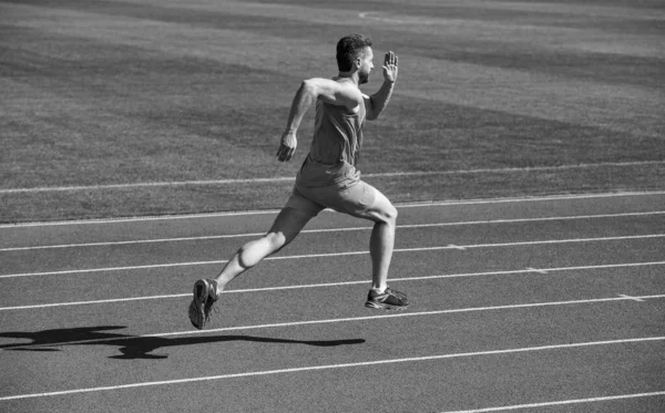 경기장에서 달리는 근육질의 에너지 — 스톡 사진