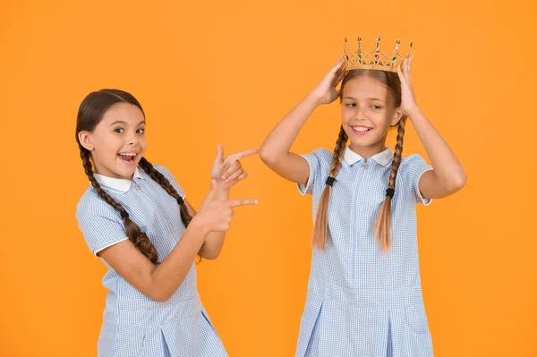 Sikeres Oktatásban Ünneplése Sikert Legjobb Boldog Iskoláslányok Arany Korona Szimbóluma — Stock Fotó