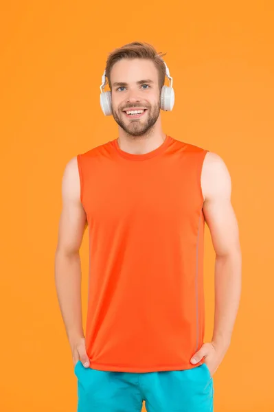 Glimlachende Man Met Baard Luisteren Muziek Digitale Oortelefoons Dragen Sportieve — Stockfoto
