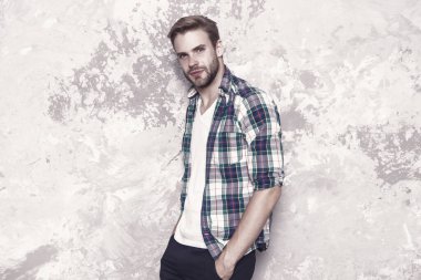 Erkeklik kavramı. Yakışıklı adam gündelik tarzında. Günlük kıyafet. Kıyafet dükkanı. Adam günlük kıyafet giyiyor. Kara Cuma indirimli. Rahat hissediyorum. Moda mağazası. Erkek giyimi ve şık kıyafetler..