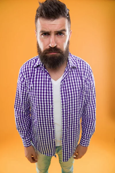 深刻な ひげのファッションと床屋のコンセプトです 男は髭ヒップスターひげ黄色背景です 床屋のヒントは ひげを維持します スタイリッシュなひげひげケア 流行に敏感な外観 感情的な表現 — ストック写真