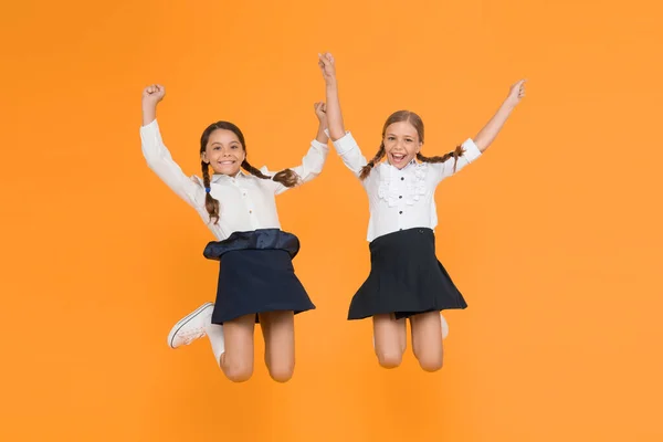 동급생 사랑스러운 학생에서 여학생 스타일 유니폼입니다 행복한 아이들은 귀여운 학생들 — 스톡 사진