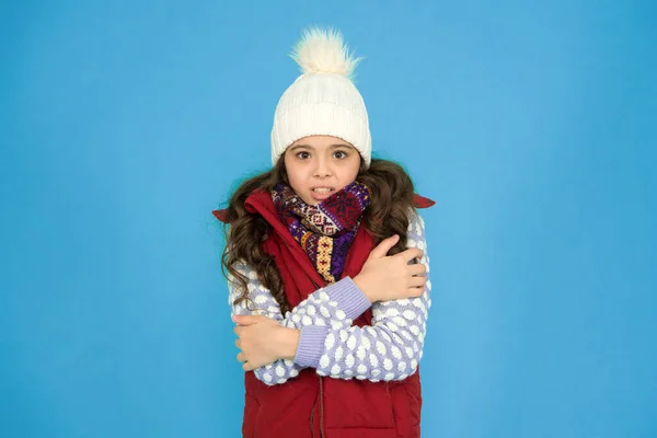 길거리 시즌은 모자를 움직이 꼬마가 뜨개질을 직감이야 얼어붙은 소녀의 — 스톡 사진