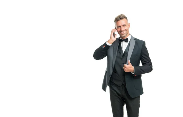 Szczęśliwy Człowiek Smokingu Mówić Przez Telefon Odizolowany Białym Tle — Zdjęcie stockowe