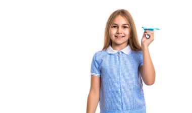 Stüdyoda pozitif kızın çocukluğu. Origamiyle oynayan genç bir kızın çocukluğu. Çocukluk yıllarında genç kızı oynarken çekilmiş bir fotoğraf. Beyaz arka planda soyutlanmış genç bir kızın çocukluğu.