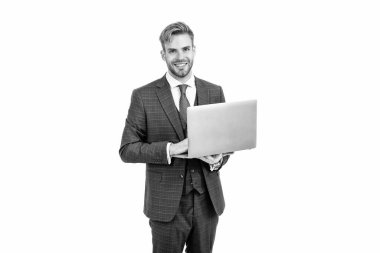 Serbest çalışan adam blogu çevrimiçi. İnternette yazıyorum. İş adamı blog yazmak için dizüstü bilgisayar kullanıyor. Sosyal ağ ve web günlüğü. İş bilgisayarı iletişimi. Modern teknoloji. İnternet erişimi. e- postayı kontrol et.