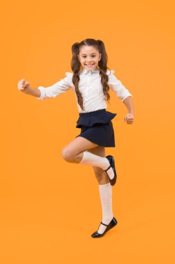 Devam et. Aktif çocuk. Kız yolda bilgi. Bilgi günü. Okula geri dön. Çocuk neşeli kız öğrenci koşuyor. Öğrenci çalışma istiyor. Aktif çocuk hareket halinde. Özgürlük kavramı. Bilgi kararlı başarı.